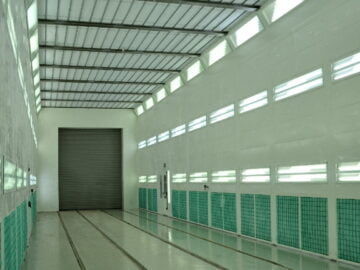 Postrojenje za lakiranje kovinskih izdelkov z odsesavanjem spredaj